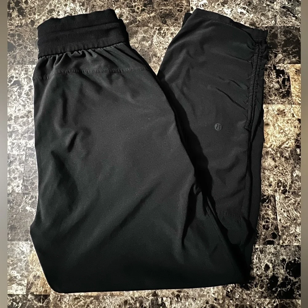 LULULEMON DANCE STUDIO MID-RISE CROPPED PANT 25” BLACK SIZE 4 EUC